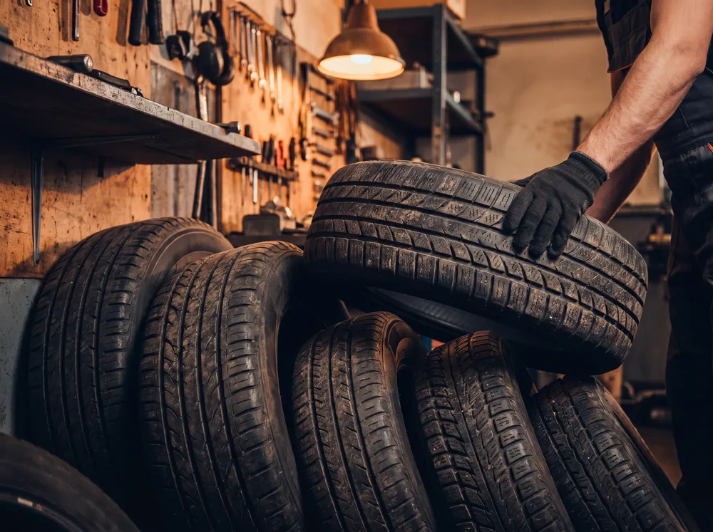Anvelope de diverse dimensiuni pregătite pentru montaj la Colab Drive Brașov